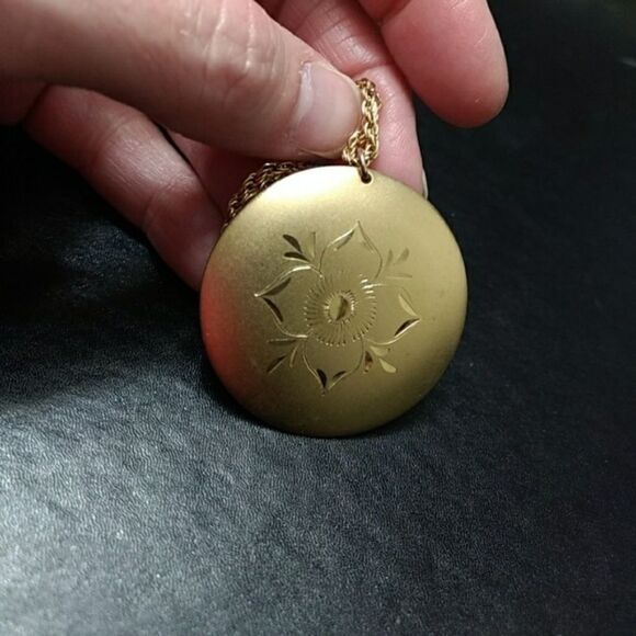 Citation gold tone necklace - Picture 1 of 4